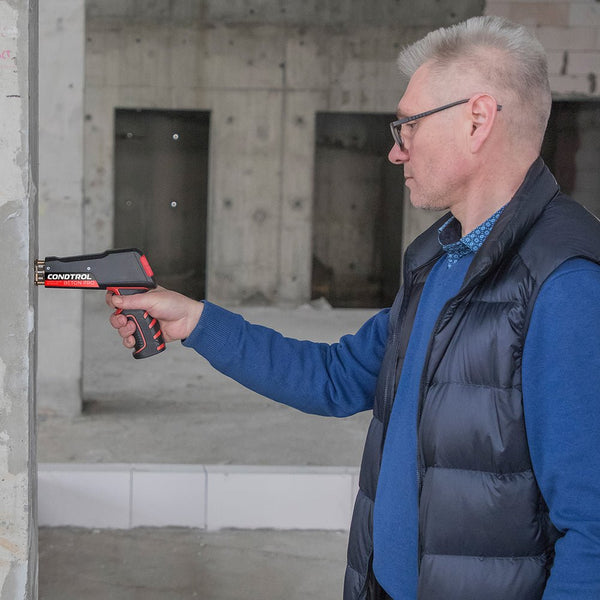 An der Betonwand