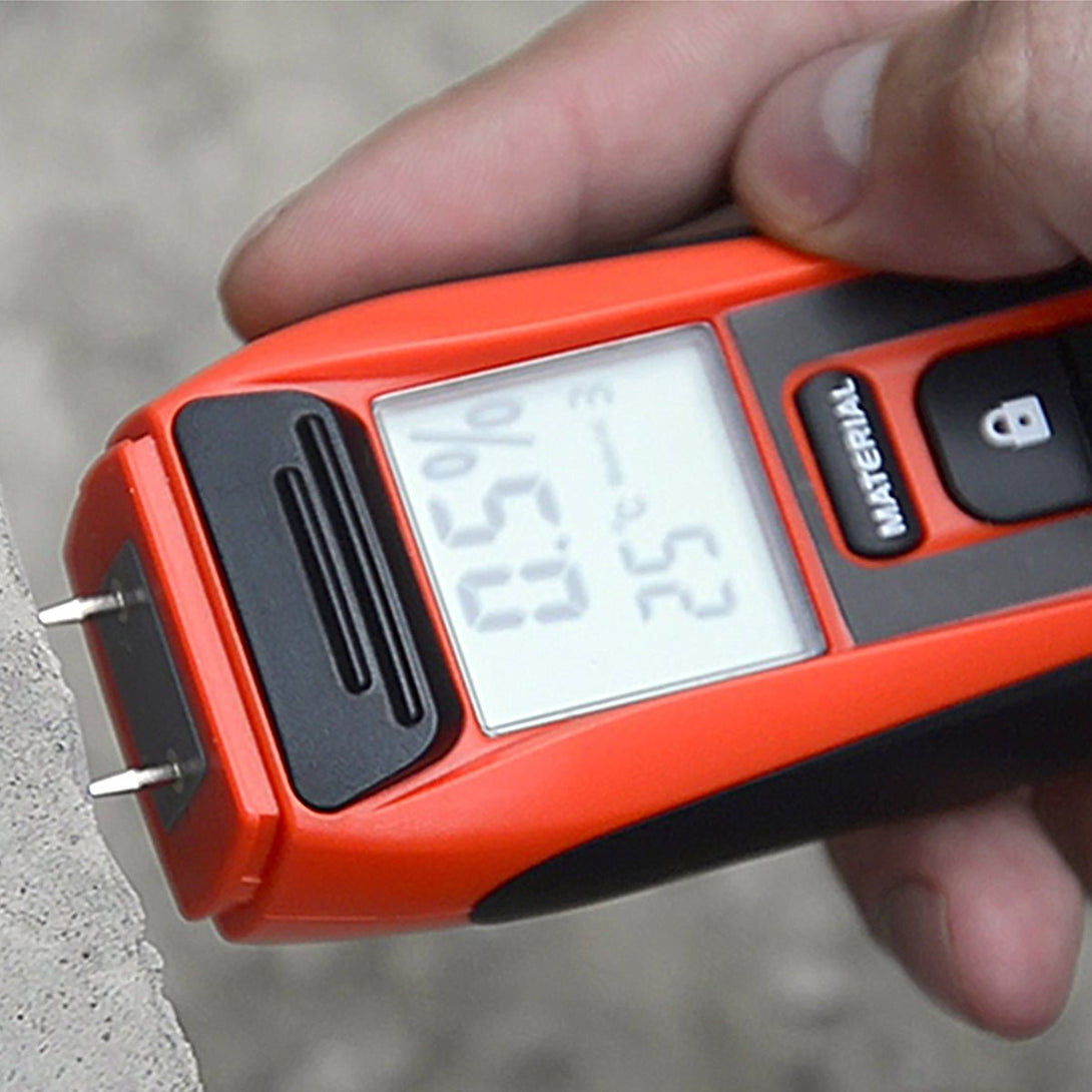 Nahaufnahme des CONDTROL Hydro Test mit beleuchtetem Display