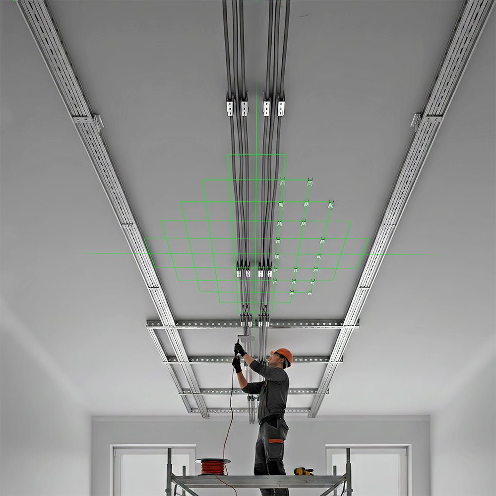 Handwerker nutzt CONDTROL Progressor 1 für präzise Laserprojektion an der Decke – perfektes Tool für Spot-Installationen