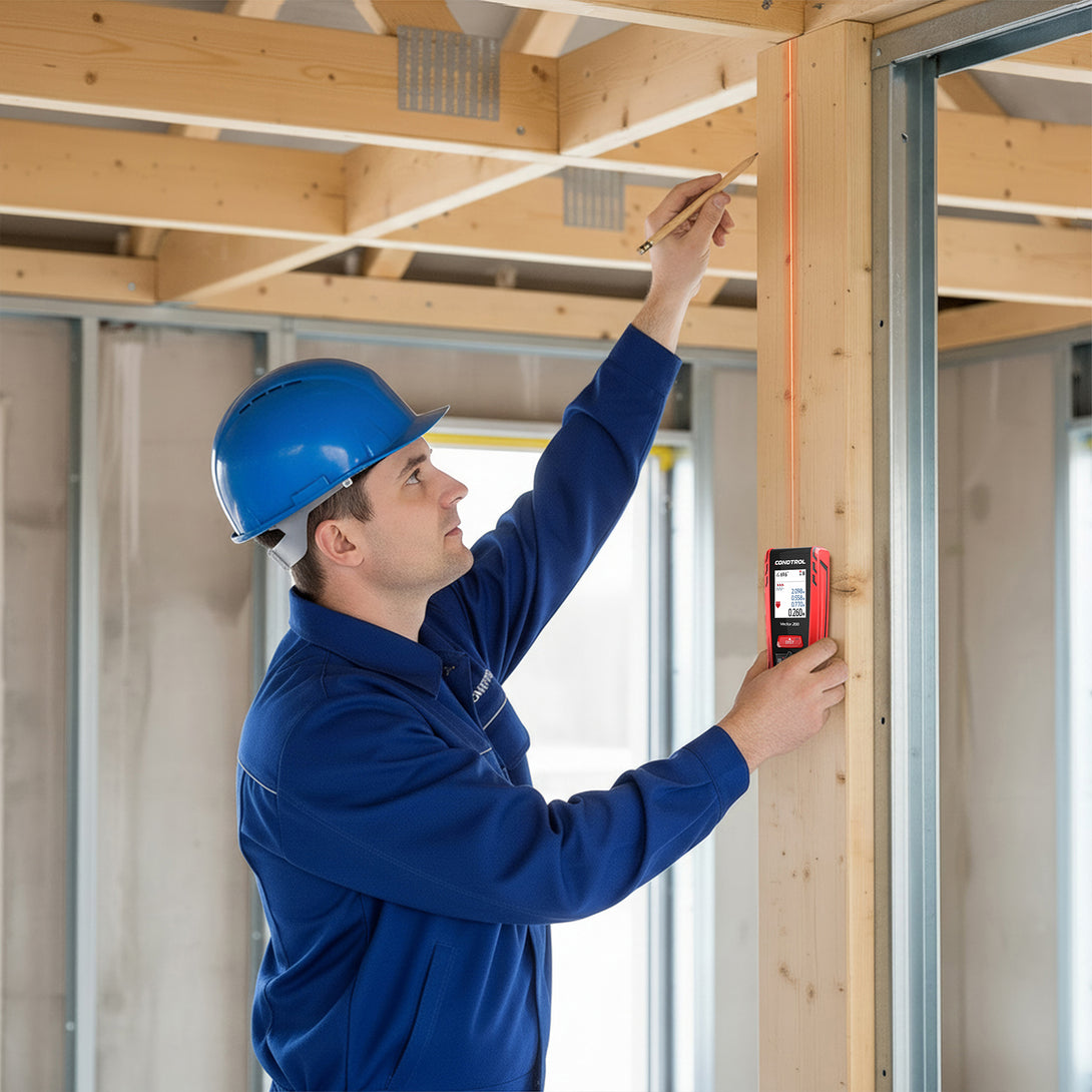 Holzbauer misst Pfostenhöhe mit dem Vector 200 – präzise vertikale Lasermessung