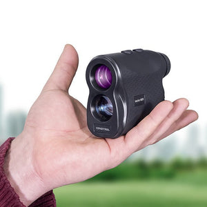 Laser-Entfernungsmesser CONDTROL Vector 600 in der Hand gehalten