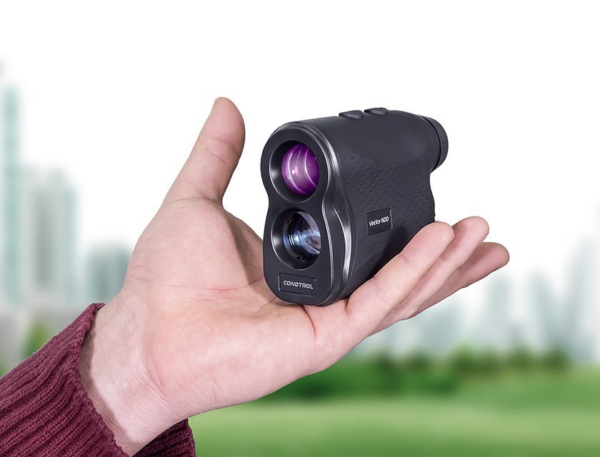 Laser-Entfernungsmesser CONDTROL Vector 600 in der Hand gehalten